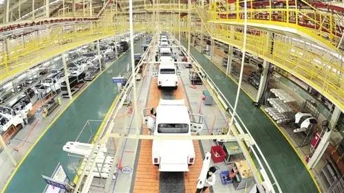 工人在北汽集团华北（黄骅）汽车产业基地生产线上工作。