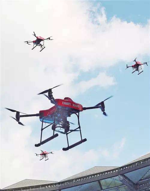 广东深圳第17届高交会上无人机正在技巧演示。
