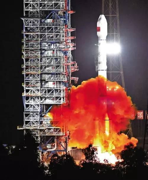 2015年7月25日，搭载两颗新一代北斗导航卫星的“长征三号乙远征一号”运载火箭在西昌卫星发射中心点火发射。