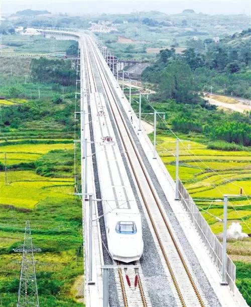 2015年12月3日，一辆试运行的“和谐号”列车从广西南宁市隆安县境内的一座高架桥经过。